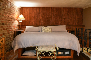 Petite Loft King Photo 2